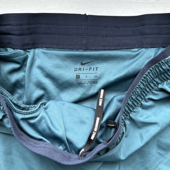 Nike dry fit running shorts barely worn - Picture 3 of 4